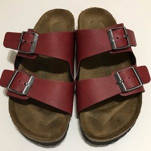 Birkenstock Arizona in  “Pull Up Bordeaux”
